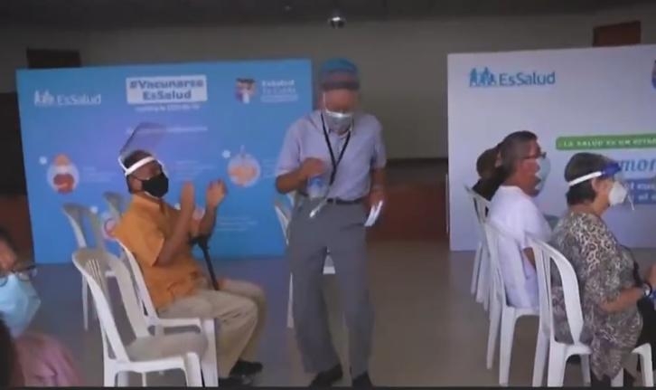 Idoso dança de alegria após ser imunizado contra Covid-19