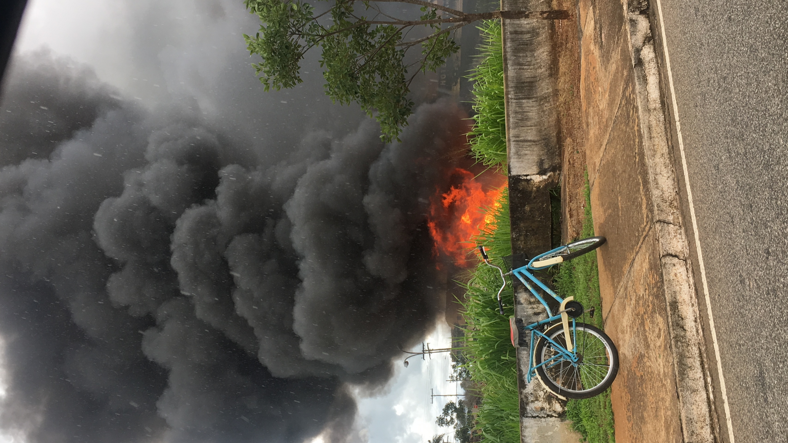 Caminhão de combustível explode na BR-060