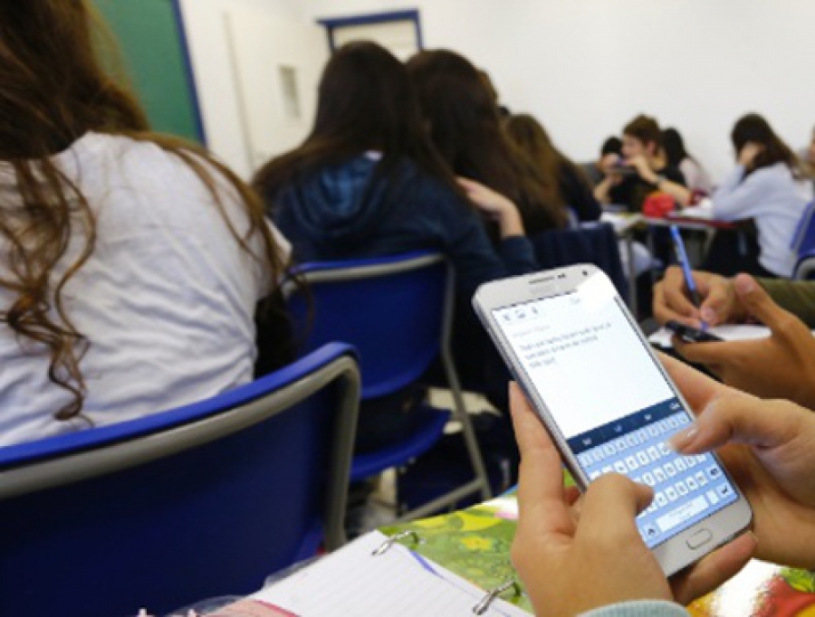 Governo francês vai banir celulares em salas de aula