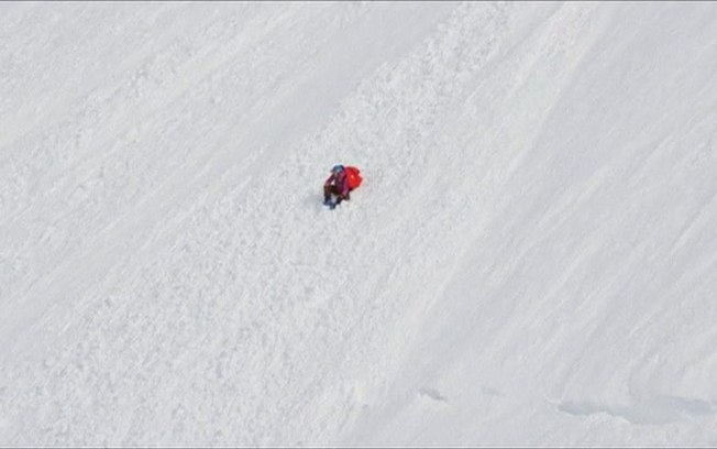 Mulher cai 300 m em montanha e sobrevive