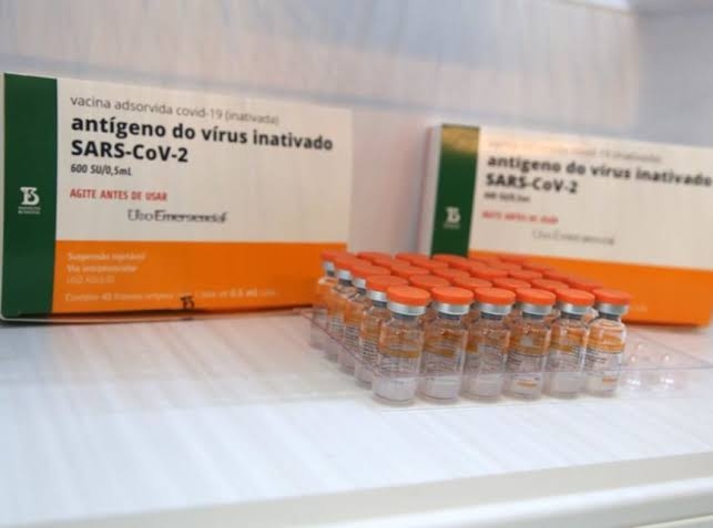 Goiás recebe 77,8 mil doses de CoronaVac para imunizar idosos acima de 85 anos