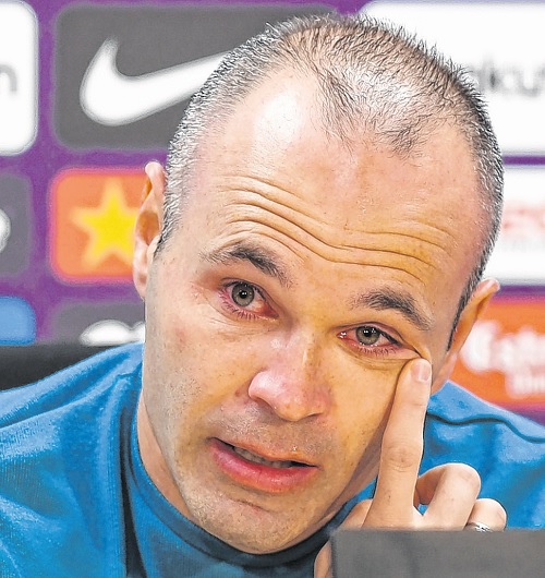 Emocionado, Iniesta anuncia fim do ciclo no Barcelona