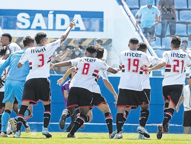 Tricolor segura empate e vence nos pênaltis