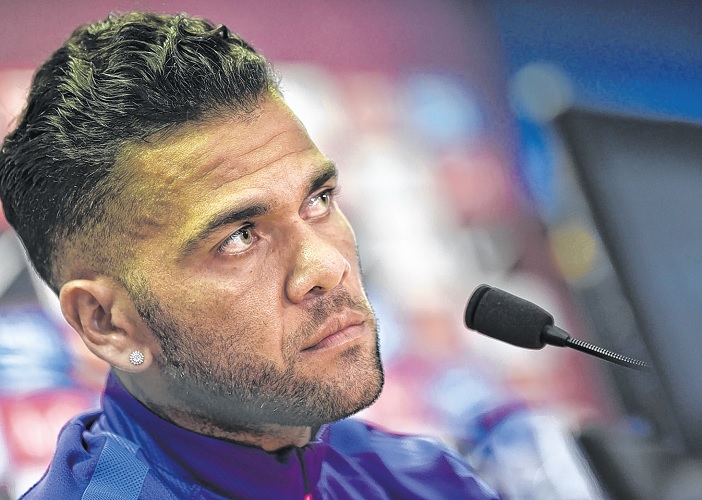 Dani Alves constata lesão, mas pode voltar a tempo