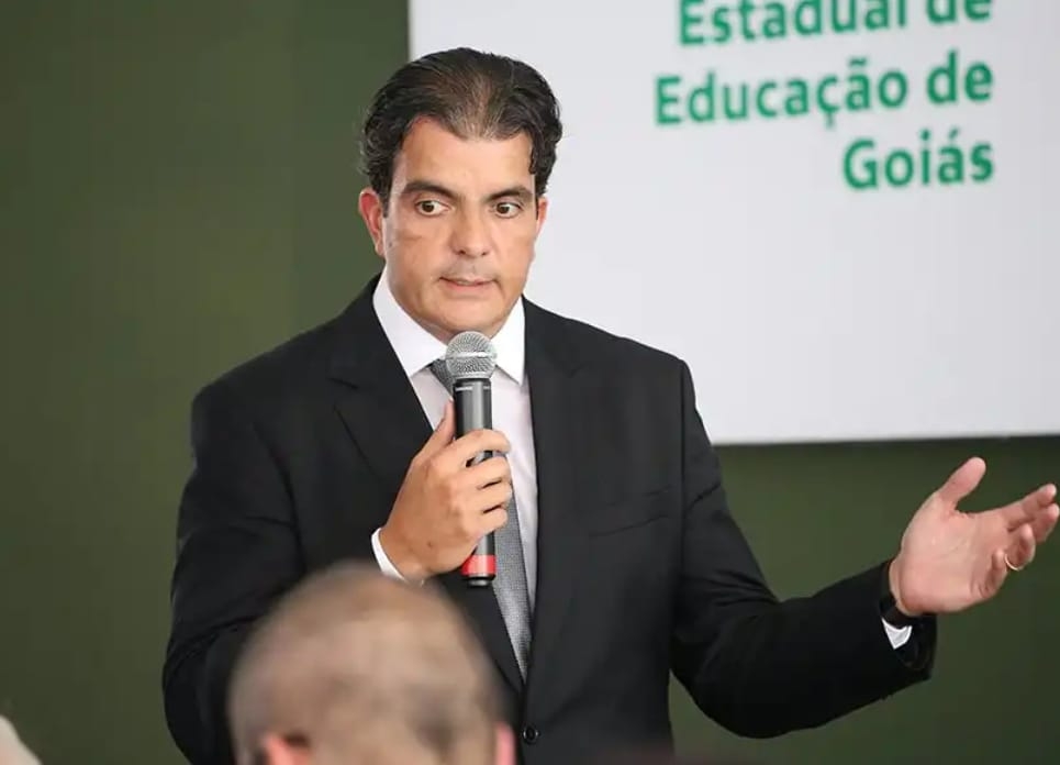 Escolas particulares que tentarem antecipar férias podem ser punidas, diz CEE