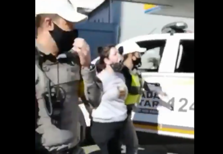 Mulher é presa por se manifestar e “bater panelas” contra Bolsonaro