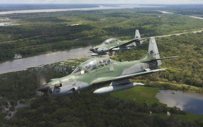 Avião militar fabricado no Brasil cai na Indonésia e deixa três mortos