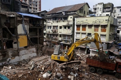 Sobe para 33 o número de mortos na queda de um edifício residencial na Índia