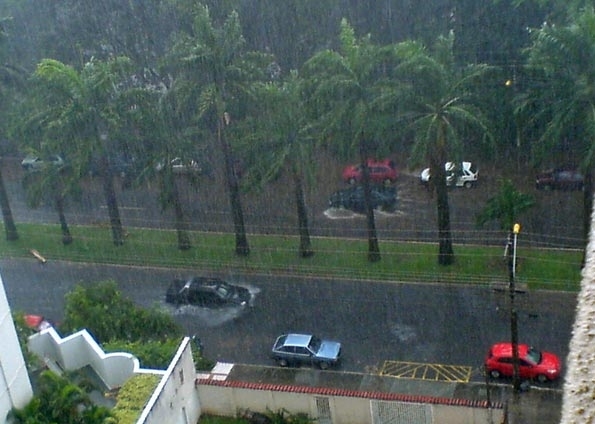 Chuva causa diversos transtornos em Goiânia