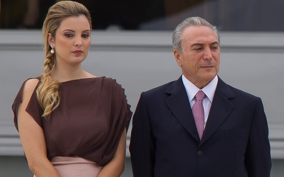 Marcela Temer se joga em lago para salvar cachorrinho