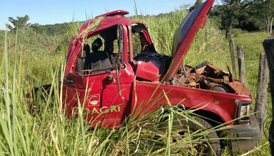 Motorista embriagado capota veículo e mata dois na BR-364