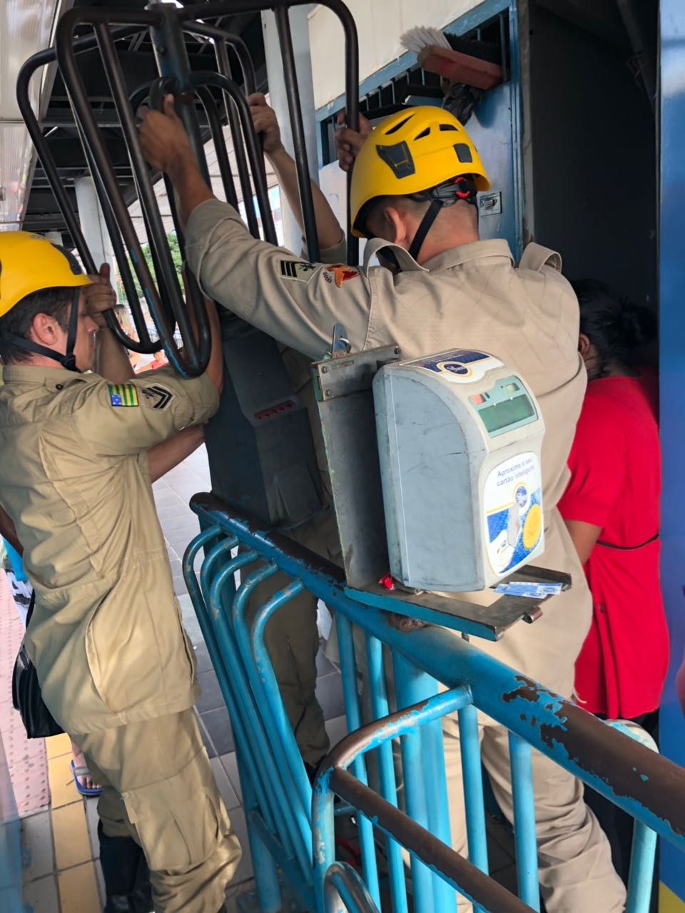 Bombeiros resgatam duas mulheres que ficaram presas em catracas