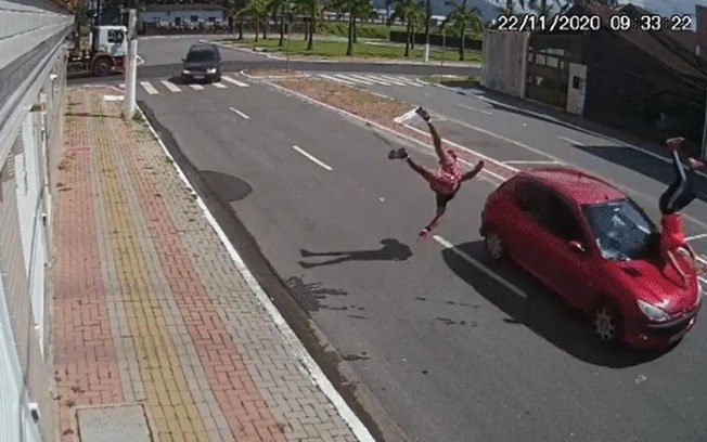 Casal é arremessado no ar após ser atingido por carro desgovernado