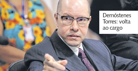 Demóstenes reassume cargo e requer férias