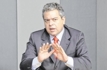 Prefeito reduz próprio salário para conter despesas