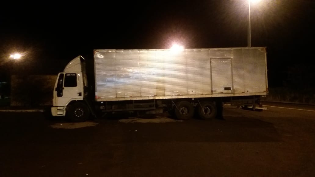 Motorista é flagrado embriagado e seu caminhão retido por possuir mais de R$ 11 mil em débitos