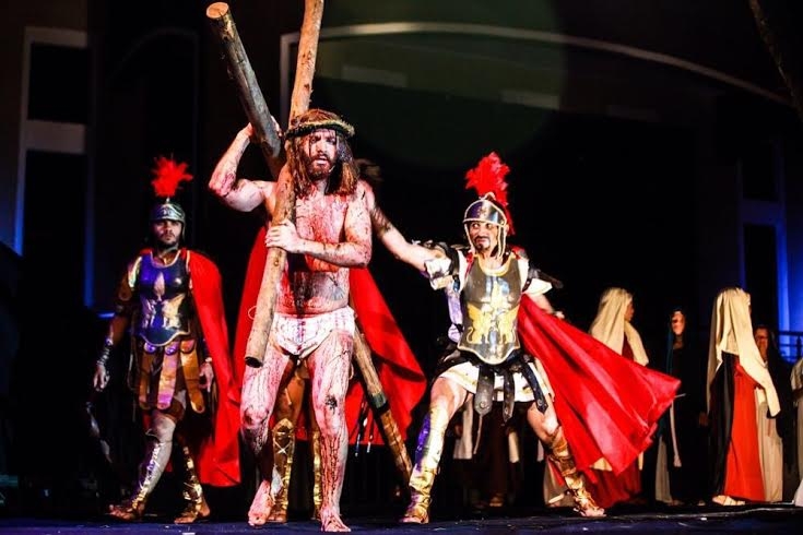 Paixão de Cristo em um grande espetáculo