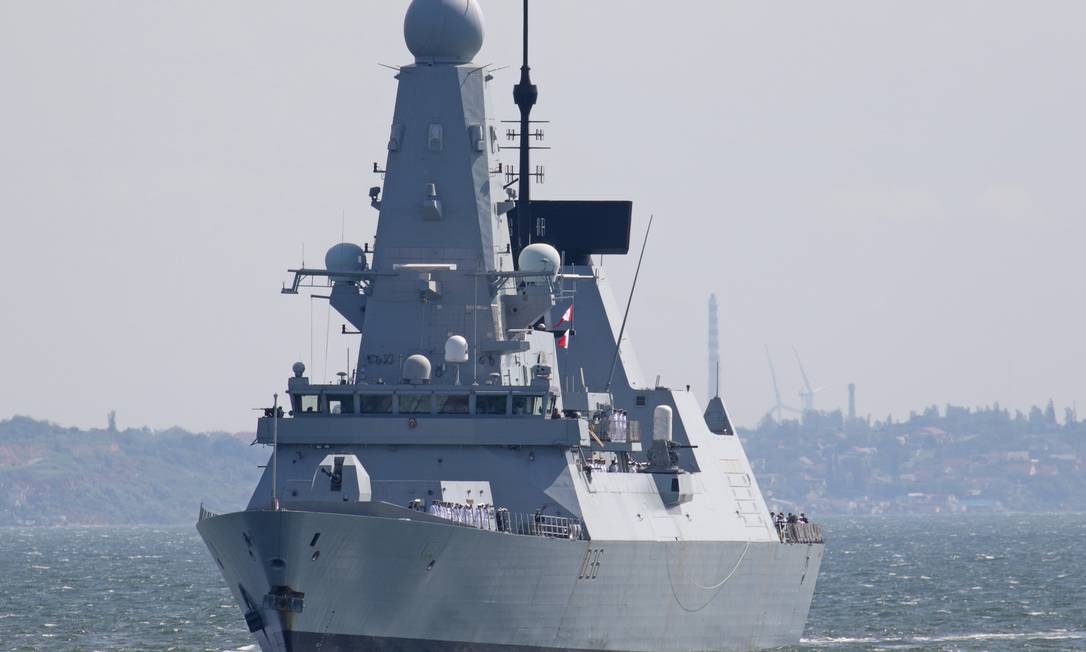 Rússia diz ter feito disparos de alerta contra navio britânico