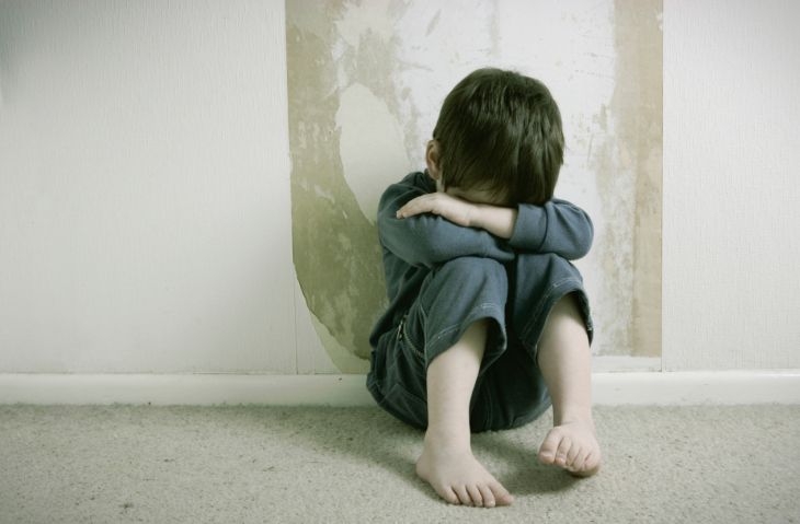 Aluno de 4 anos é agredido por professora após brincar de 'apagar e acender a luz' da sala
