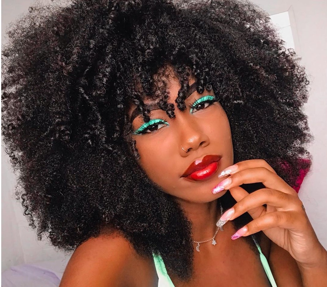 Digital influencer processa Havan por usar seu rosto em camisas
