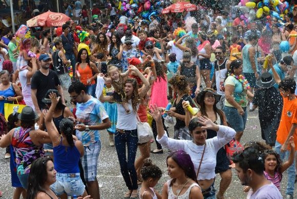 Cerca de 40 blocos animam o domingo de carnaval do Distrito Federal