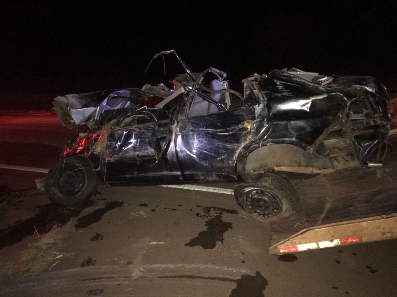 Veículo bate em pedaço e pneu abandonado na rodovia e capota