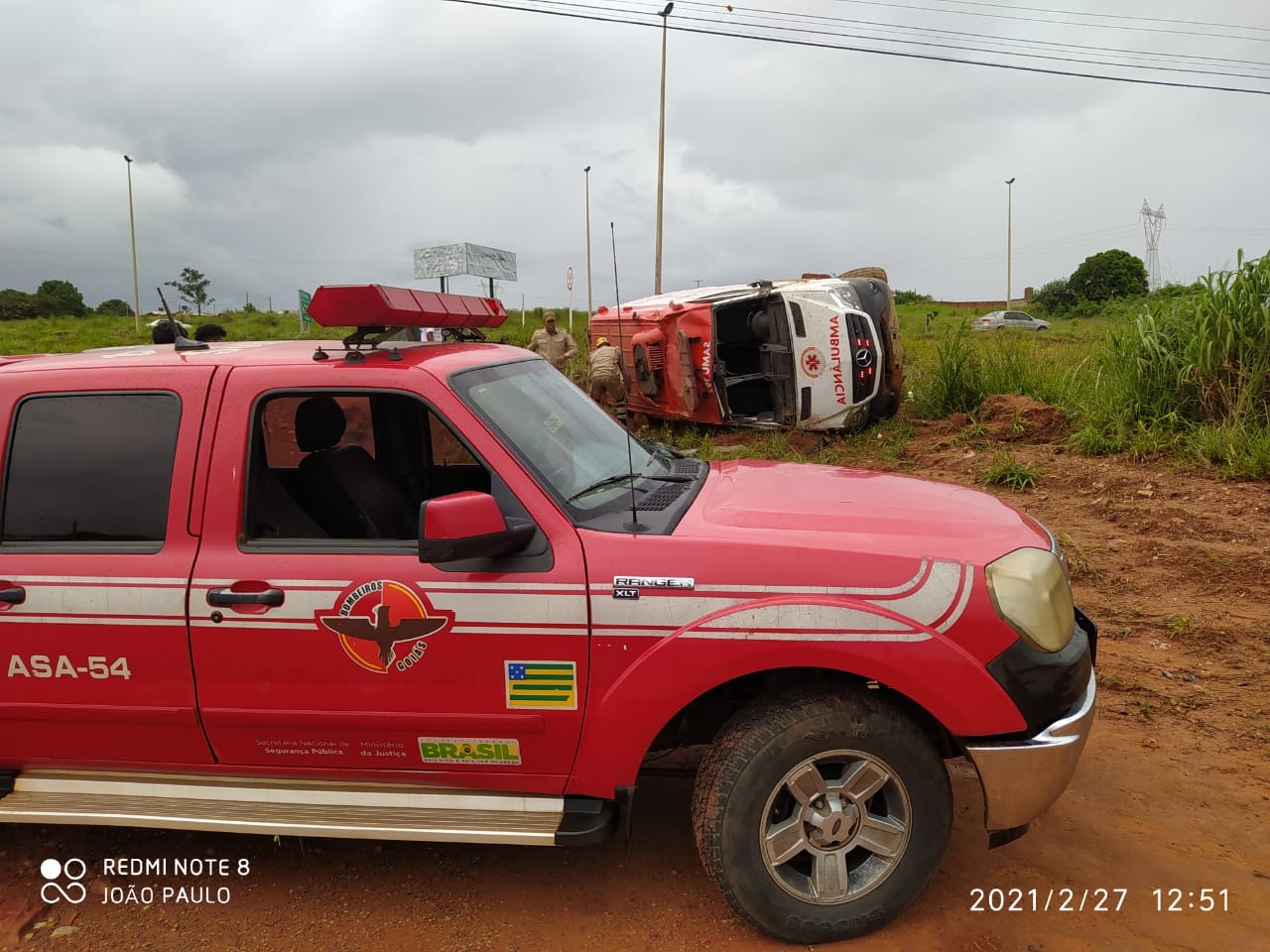 Ambulância capota na BR-070 e deixa duas pessoas feridas, em Águas Lindas de Goiás