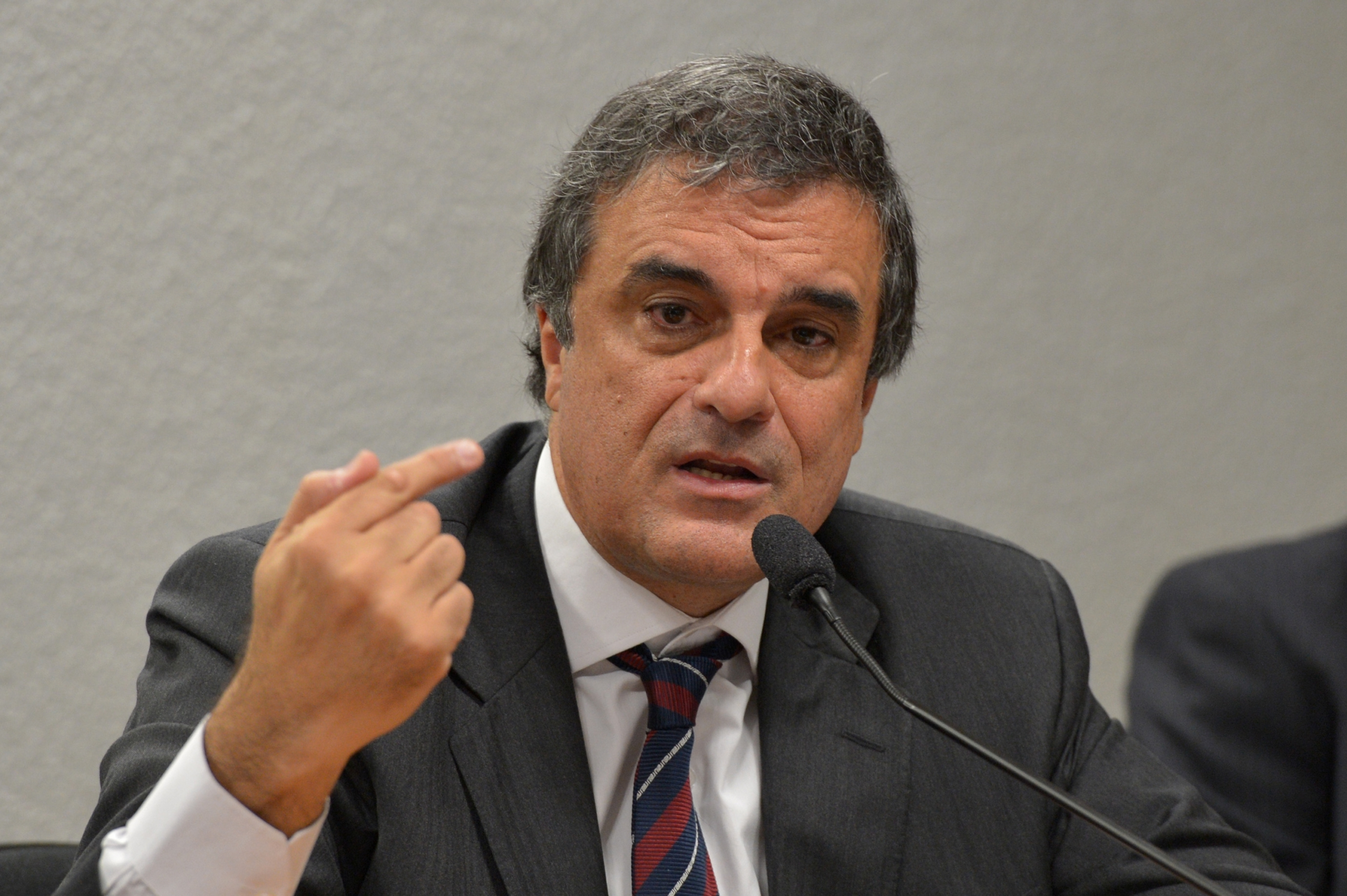 Cardozo pode ser deslocado para a AGU