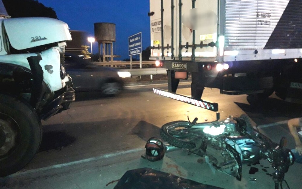 Motociclista morre prensado por dois caminhões na BR-153