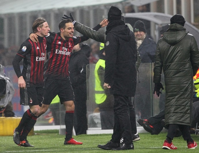 Milan vira para cima do Torino e passa de fase