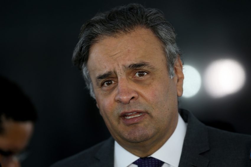 Na volta ao Senado, Aécio diz que trabalhará para provar inocência