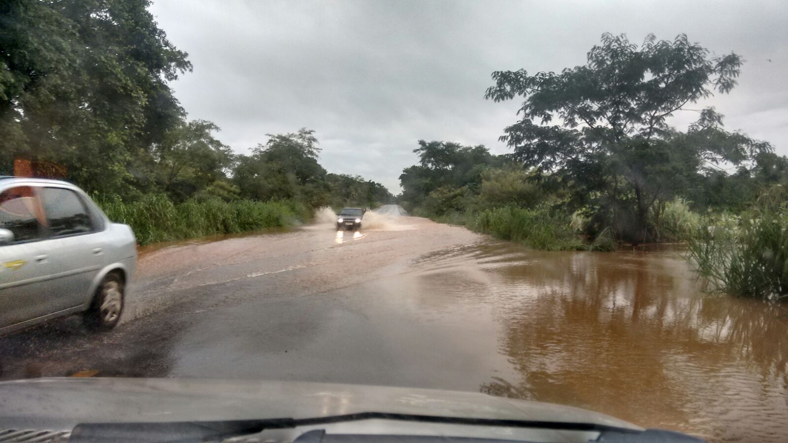 BR-153 entre Jaraguá e Anápolis está com ponto de alagamento