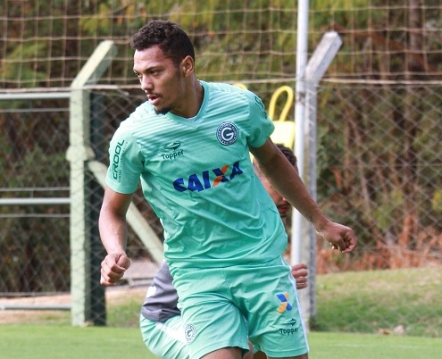 Lateral tenta se livrar de vaias e agradece elenco