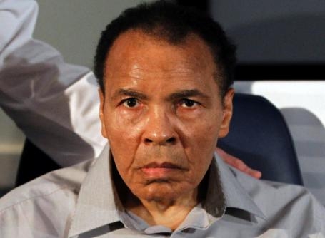 Muhammad Ali segue internado