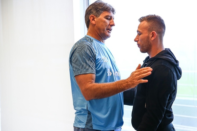 Volante goiano acerta com o Barcelona