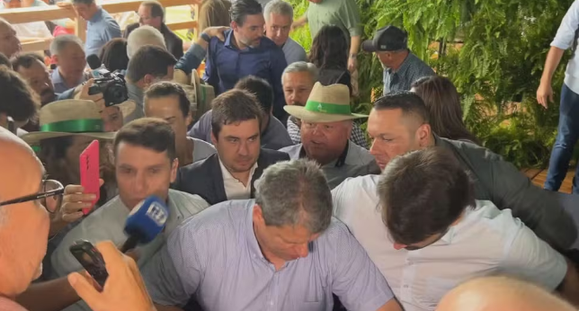 Estrutura cede durante entrevista do governador Tarcísio de Freitas