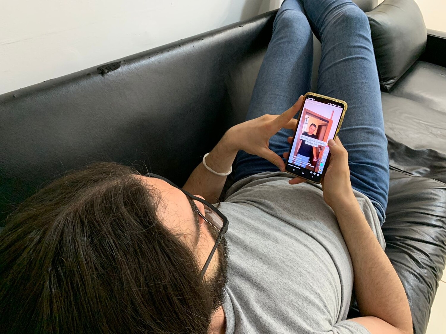 "O preço que se paga é transformar sentimentos em doenças", alerta psiquiatra sobre autodiagnóstico