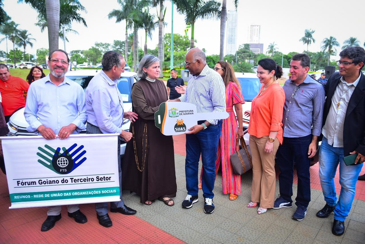 Entidades assistenciais de Goiânia recebem veículos