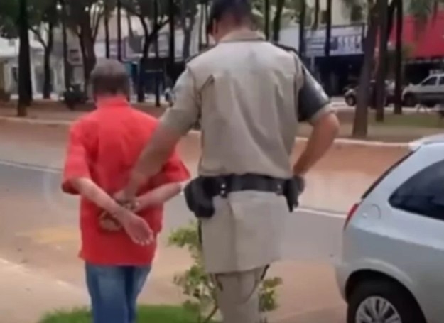 Homem é preso suspeito de mostrar partes íntimas para mulheres e crianças
