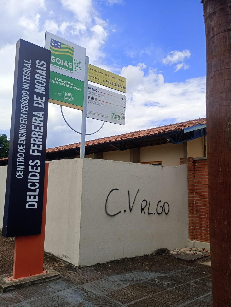 Adolescentes são apreendidos por após pichar colégios de Caldas Novas