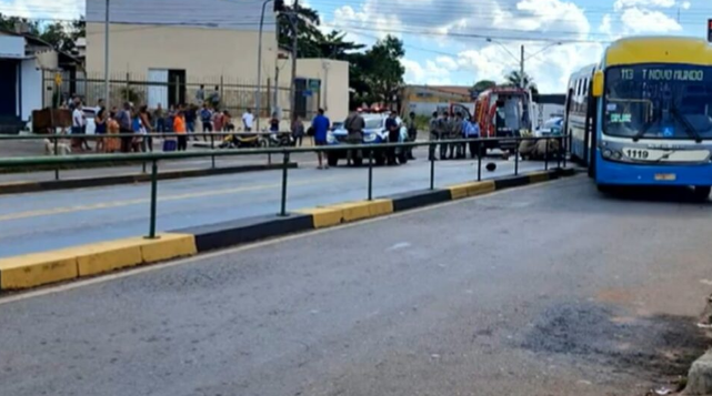Motociclista faz conversão proibida e mulher morre atropelada por caminhão