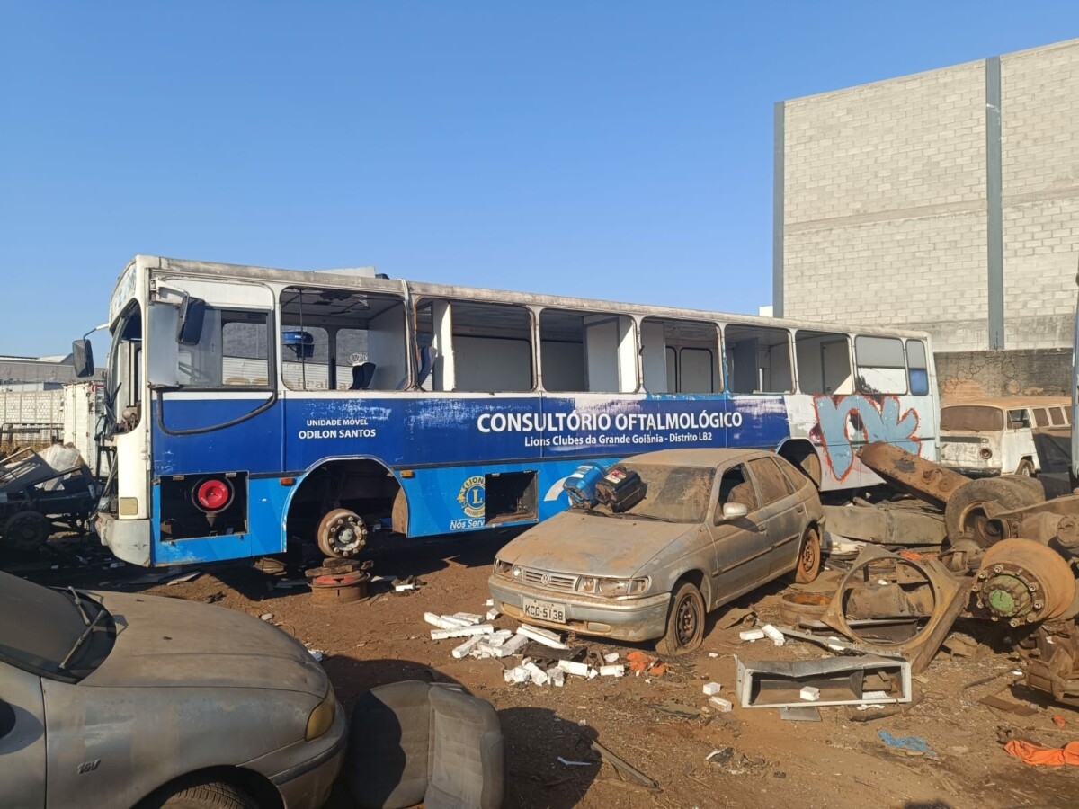 Dois ônibus são recuperados após roubo
