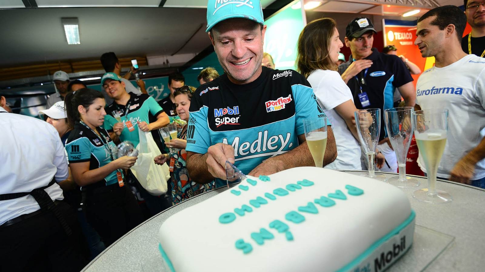 Barrichello sai satisfeito com volta