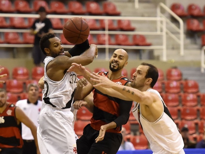 Vasco vence clássico em jogo sem torcida