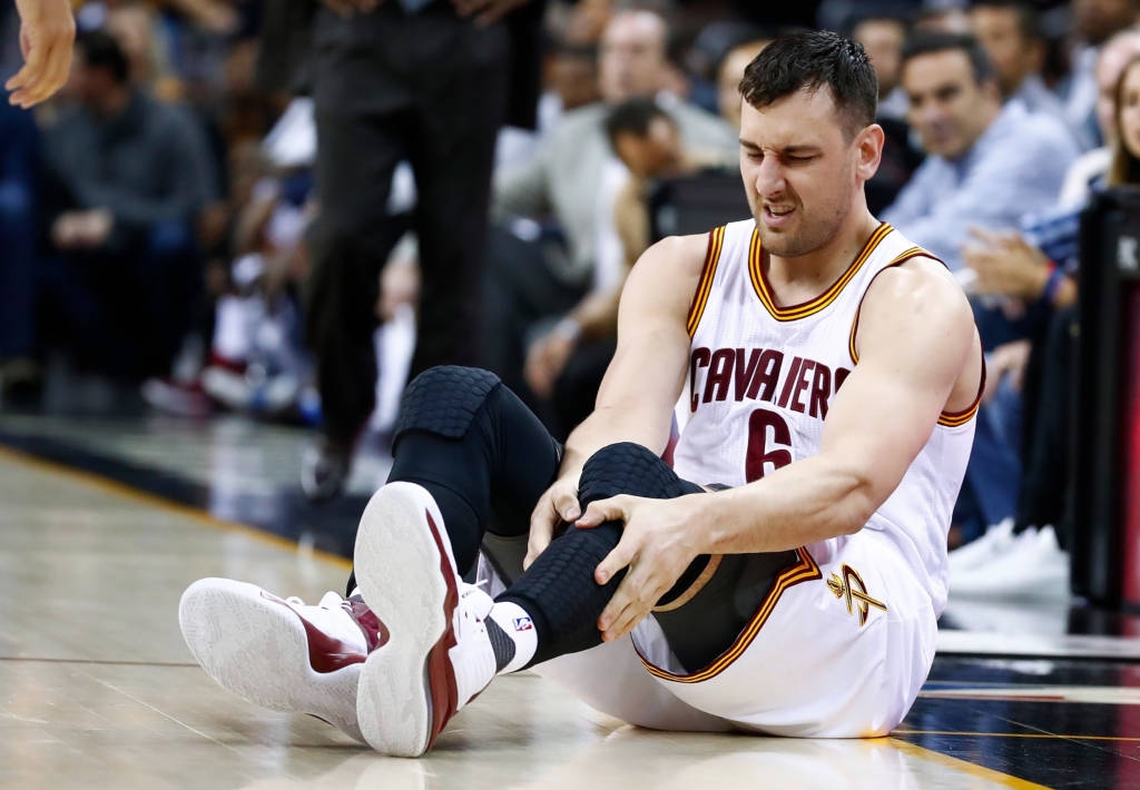 Bogut quebra a perna na estreia pelo Cleveland