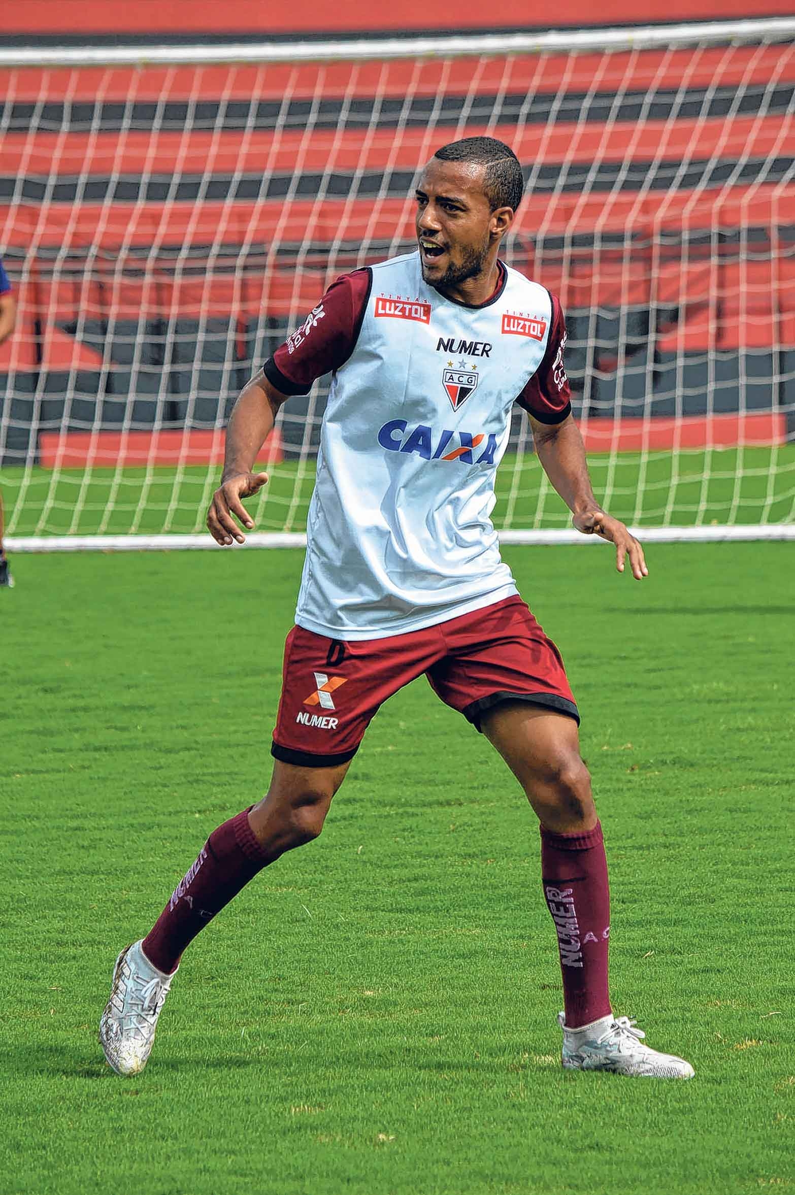 Lateral quer aproveitar reta final para se firmar