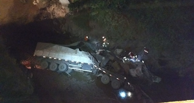 Carreta cai de viaduto após colidir contra carro