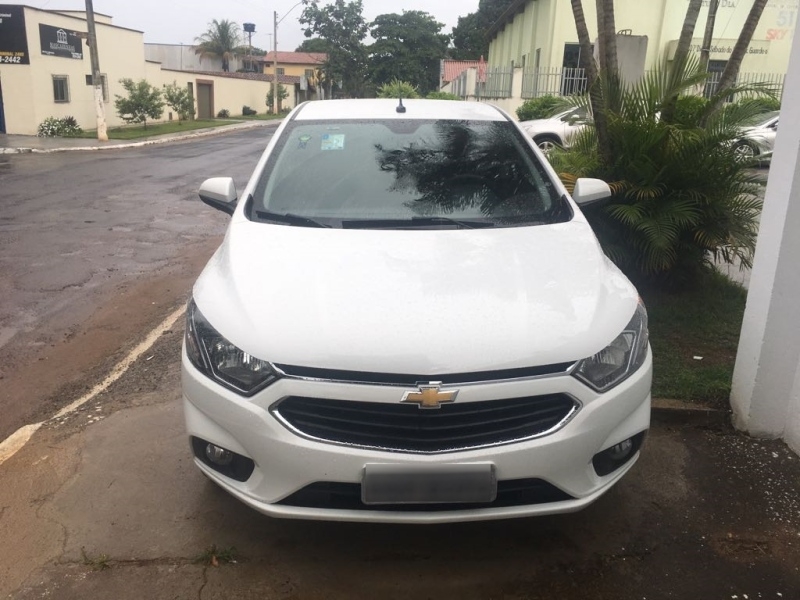 Trio é preso por roubo de carro no Setor Marista