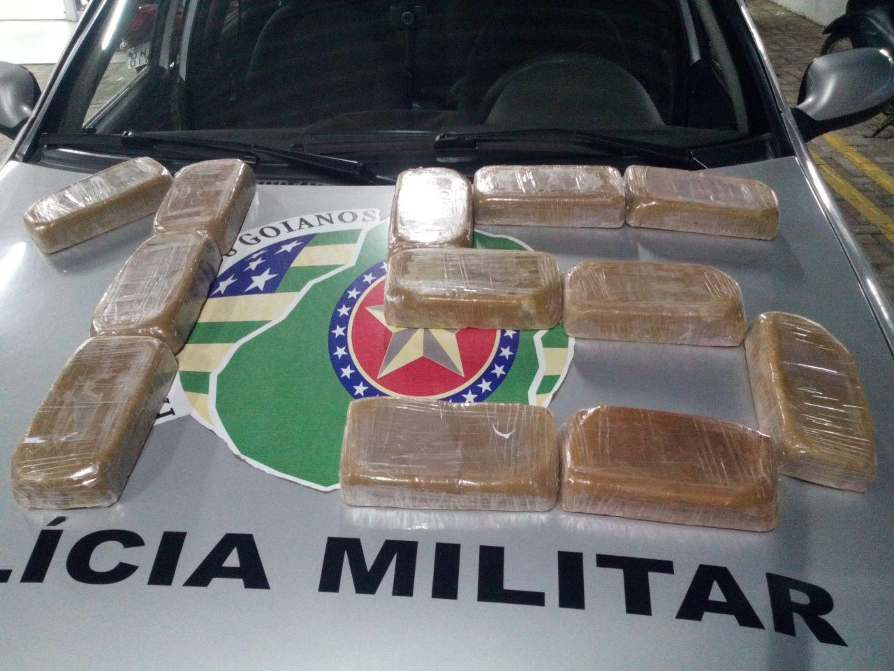 PM prende homem com 12 tabletes de pasta base de cocaína em Goiânia