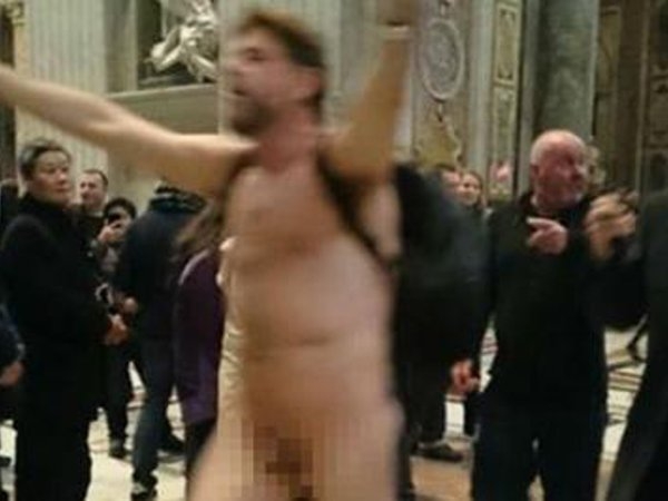 Homem que ficou nu na Basílica de São Pedro é brasileiro